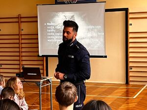 Policjant w czasie pogadanki z uczniami