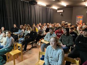 Uczniowie słuchają wykładu policjanta o bezpiecznym korzystaniu z Internetu