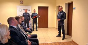 Komendant raciborskiej policji omawia slajdy