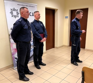 Na zdjęciu trzech policjantów w tym komendant