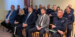 Siedzący na sali policjanci wspólnie z zaproszonymi włodarzami