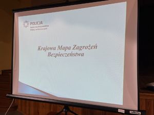 Napis krajowa mapa zagrożeń bezpieczeństwa wyświetlany na tablicy