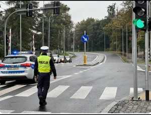 policjant z ruchu drogowego na drodze