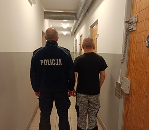 policjant z zatrzymanym