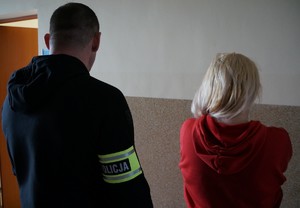 Zatrzymana kobieta obok policjanta związana z posiadaniem dużej ilości narkotyków