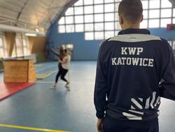 Widok policjanta na sali sportowej