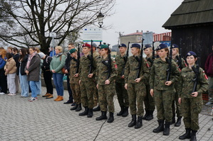 Na zdjęciu uczniowie klasy o profilu wojskowym w mundurach