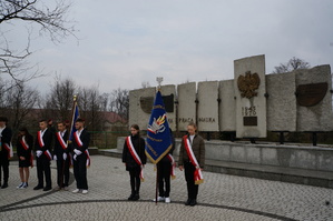 Widoczny poczet sztandarowy szkoły z Kuźni Raciborskiej