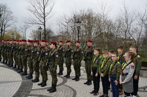 Na zdjęciu żołnierze i harcerze w czasie uroczystego apelu