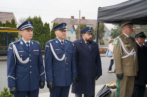 Na zdjęciu Zastępca Komendanta Policji w Raciborzu wraz z przedstawicielami innych służb mundurowych obecnych na uroczystości