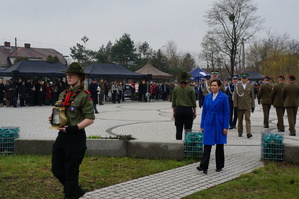 Przedstawicielka parlamentu składa znicz