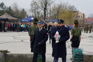 Straż Pożarna składa znicz