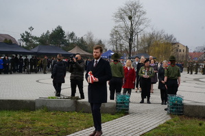 Dyrektor Biura Poselskiego składa znicz