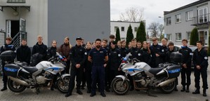 Wspólne zdjęcie policjantów z uczniami ekonomika