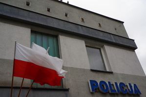 Widok komendy policji z flagą