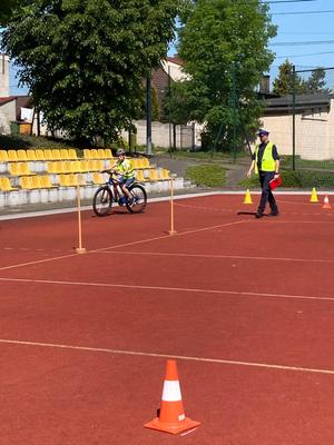 Uczeń zdaje egzamin na kartę rowerową rowerem