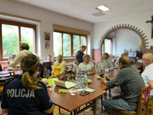 Policjantka z seniorami na prelekcji