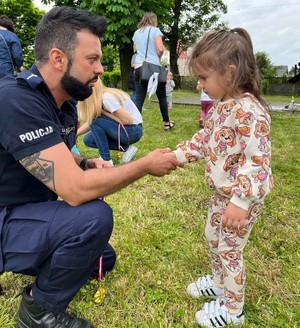 Policjant gratuluje dziewczynce