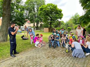 Policjant wśród dzieci