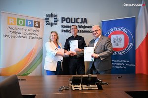 Wspólne zdjęcie komendanta wojewódzkiego policji z przedstawicielami sanepidu