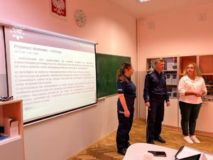 Komendant raciborskiej policji i policjantka w czasie prelekcji o przemocy