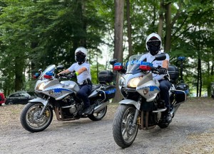 zdjęcie przedstawia policjantów na motocyklach