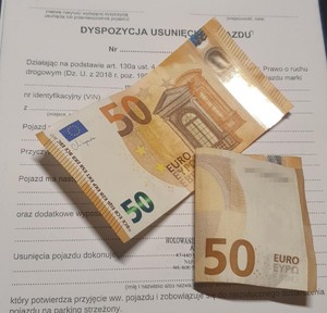 Sto euro, które chciał wręczyć jako łapówkę kierowca policjantom z drogówki