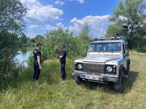 Na tle żwirowni policjanci