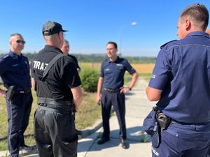 Widok placu na, którym stoją policjanci