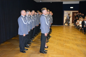 Policjanci stoją w szyku