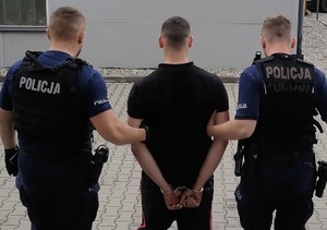 na zdjęciu policjanci i sprawca