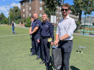 Komendant i policjanci na boisku