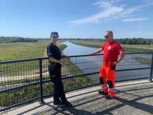 Wspólne zdjęcie policjantki z ratownikiem wodnego ochotniczego pogotowia ratowniczego