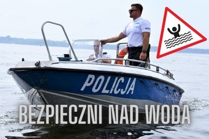 Policjant na łodzi z napisem policja