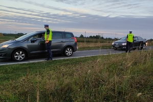 dwóch policjantów sprawdza trzeźwość kierujących