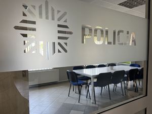 Zbliżenie na napis Policja na szybie