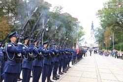 policjanci w szeregu z bronią