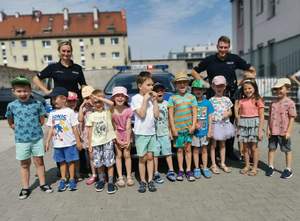 policjanci z przedszkolakami