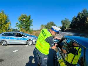 policjant pokazuje kierującej prędkość