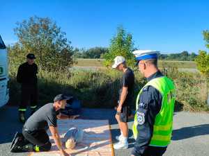 strażak pokazuje jak udzielać pierwszej pomocy