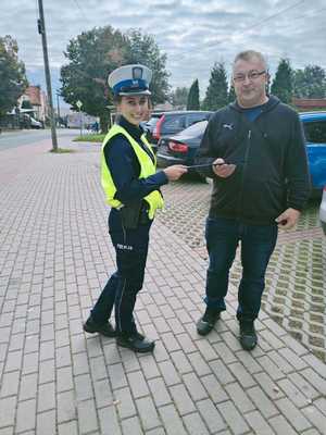 policjantka rozdaje odblaski