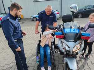 uczennica ogląda motocykl