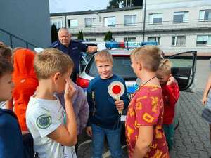 uczeń z tarczą do zatrzymywania pojazdu