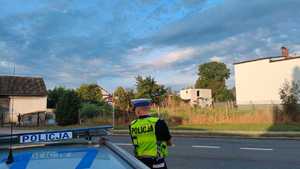 na zdjęciu policjant z ruchu drogowego mierzy prędkość