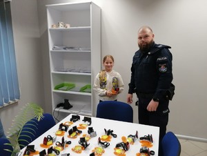 na zdjęciu umundurowany policjant z chłopcem
