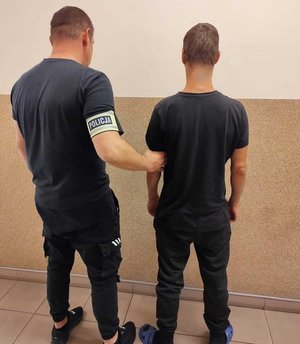 na zdjęciu zatrzymany z policjantem