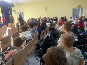 na zdjęciu uczniowie oraz policjant