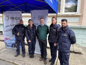 na zdjęciu policjanci