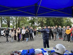 na zdjęciu policjant prowadzi prelekcje z uczniami