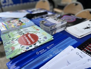 na zdjęciu gadżety policyjne